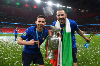 Notícia - Jorginho traz lição com sua história ao levantar a taça da seleção italiana 