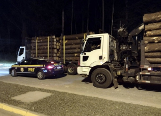 Notícia - PRF flagra 25 toneladas de excesso em dois caminhões na BR 101 em Araranguá