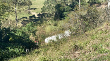 Notícia -  Caminhoneiro perde o controle da direção e sai da pista em Jaguaruna