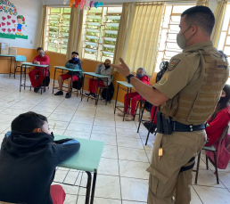 Notícia - Projeto Além dos Muros é desenvolvido na escola Maria Barcelos Puziski