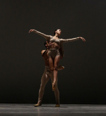 Notícia - Bailarina do Sul do estado conquista bronze no Festival de Dança de Joinville