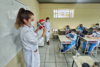 Notícia - Prefeitura entrega kits de saúde bucal para alunos de Nova Veneza