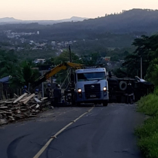 Notícia - Após morte de motorista rua é fechada para a retirada do caminhão em Criciúma