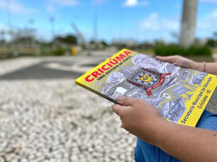 Notícia - Livro 'Criciúma: uma história de todos!' é lançado e será entregue para as unidades escolares