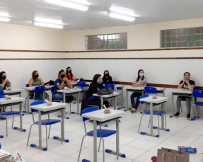 Notícia - Curso de Libras contempla funcionários e familiares de alunos da Escola Polo de Surdos