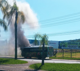 Notícia - Bombeiros se deslocam para conter incêndio em ônibus na Avenida Centenário  