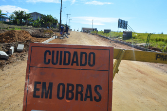 Notícia - Moradores de mais uma rua de Mina Fluorita são beneficiados com pavimentação