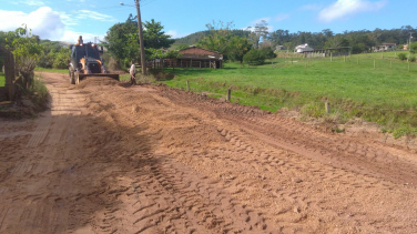 Notícia - Após as chuvas, máquinas voltam a recuperar estradas em Içara