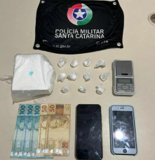 Notícia - PM apreende cocaína avaliada em R$ 15 mil no Centro