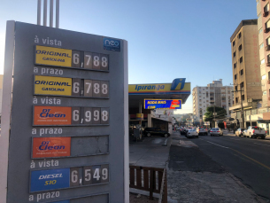 Notícia - Municípios do Sul registram queda no valor da gasolina comum