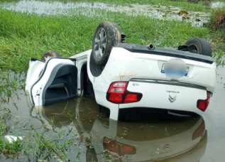 Notícia - Condutora se afoga após carro cair em vala 