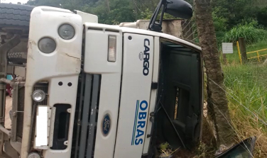 Notícia - Caminhão da Prefeitura tomba em Urussanga (VÍDEO)