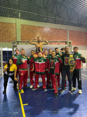 Notícia - Atletas de muay thai de Criciúma conquistam cinturão e sete medalhas no Canoas Boxing Stadium