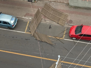 Notícia - Grade de proteção cai do 12º andar de prédio em Criciúma (FOTOS)