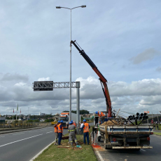 Notícia - Primeiros postes de iluminação começam a ser instalados na Via Rápida