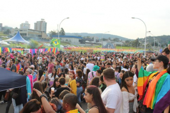 Notícia - Mais de 3 mil pessoas passam pela 4ª Parada LGBTQIA+ de Criciúma