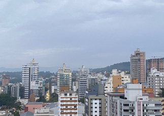 Notícia - Quinta-feira abafada e com chuva