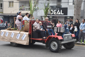 Notícia - Desfile típico e tombo da polenta levam alegria e diversão ao Centro de Siderópolis