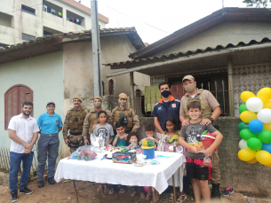 Notícia - Menino recebe visita ilustre no aniversário