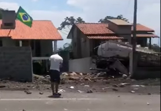 Notícia - Motorista morre ao colidir contra casa em Siderópolis (VÍDEOS)