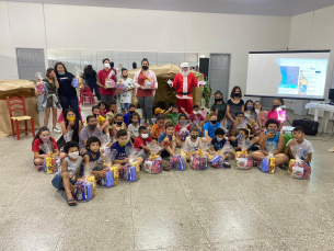 Notícia - Crianças e adolescentes do Cras recebem presentes de Natal