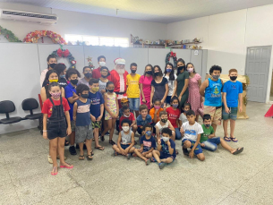 Notícia - Crianças e adolescentes do Cras recebem presentes de Natal da Damyller