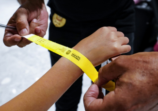 Notícia - Polícia inicia distribuição de pulseiras de identificação para crianças 