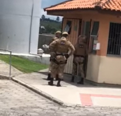 Notícia - Polícia executa operação em condomínio em Criciúma (VÍDEO)