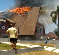 Notícia - Casa no condomínio Villa Suíça pega fogo (VÍDEOS)