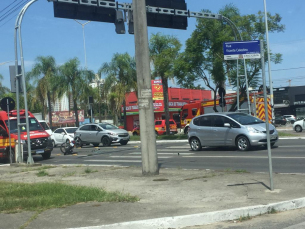 Notícia - Acidente deixa trânsito lento na Avenida Centenário