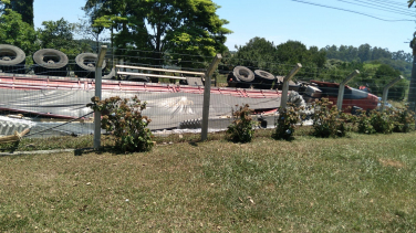 Notícia - Caminhão carregado de telhas tomba em rodovia na Linha Anta