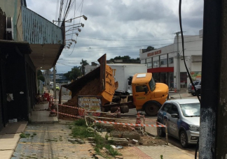 Notícia - Buraco em calçada causa transtorno na Avenida Santos Dumont