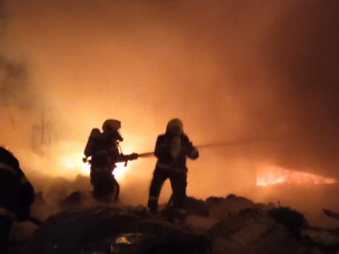 Notícia - Bombeiros da região combatem incêndio em empresa de reciclagem de lixo