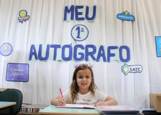 Notícia - Alunos do Colégio Satc autografam livros de autoria própria na Jornada Literária 