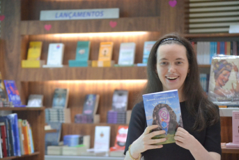 Notícia - Autora criciumense Beatriz Sônego Zanette lança segundo livro neste sábado 