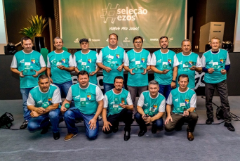 Notícia - Grupo EZOS homenageia colaboradores com décadas de serviços prestados