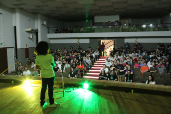 Notícia - Arte & Letras 2022: Alunos apresentam poemas e participam de lançamento de livro 