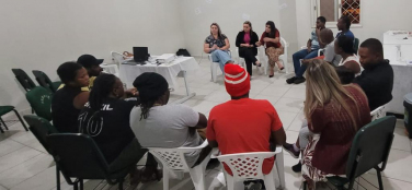 Notícia - Roda de conversa debate direitos com imigrantes que residem em Urussanga  