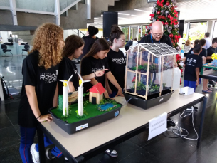 Notícia - Ideias, tecnologia e solução de problemas marcam a Feira de Robótica das escolas municipais de Criciúma