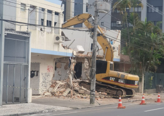 Notícia - Prédio da antiga sede da Celesc é demolido em Criciúma