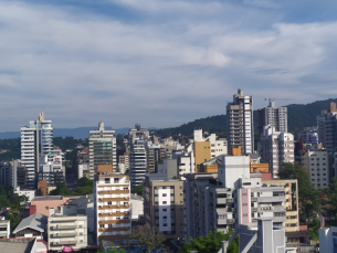 Notícia - Terça-feira vai ser com céu claro entre nuvens; máxima será de 33°C