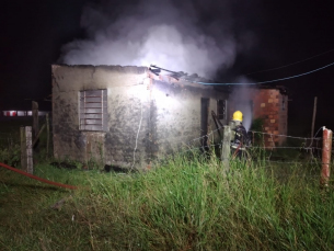 Notícia - Residência abandonada pega fogo em Araranguá