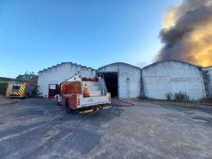 Notícia - Sangão: Corpo de Bombeiros combate incêndio em quatro pavilhões