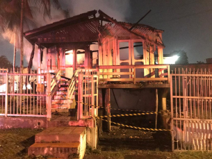 Notícia - Casa é destruída após pegar fogo em Criciúma 