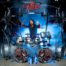 Notícia - Aquiles Priester se apresenta com bateria gigante no Criciúma Shopping