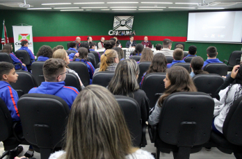 Notícia - Alunos de Criciúma contam com curso de comunicação e oratória nas escolas municipais