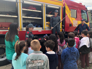 Notícia - Urussanga: Crianças da Educação Infantil recebem visita do Corpo de Bombeiros