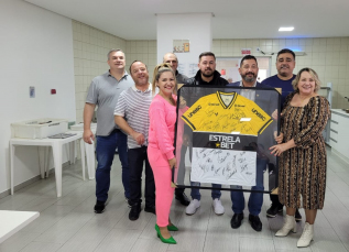 Notícia - Vereadores sul-cocalenses entregam camiseta do Criciúma autografada para a Apae