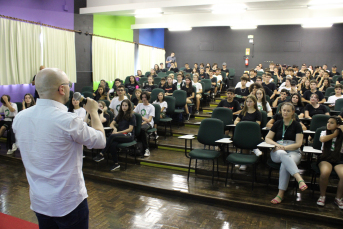 Notícia - Estudantes do Colégio Satc participam de discussão sobre liderança jovem 