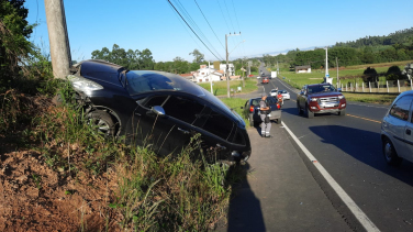 Notícia - Criciúma: Carro bate em poste na Rodovia João Cirimbelli